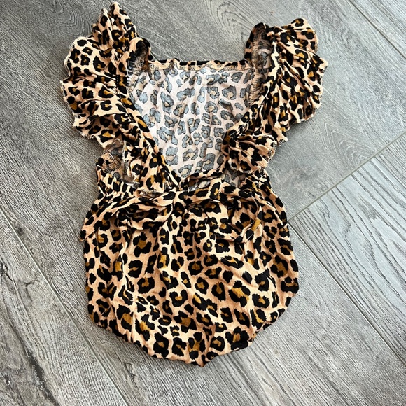 Bailey's Blossom  Criss Cross Tie Back Ruffle Sleeve Romper - Picture 2 of 3